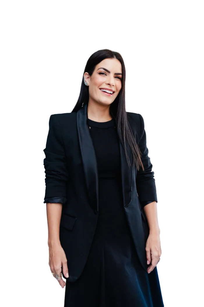 Cacau de pé, sorrindo